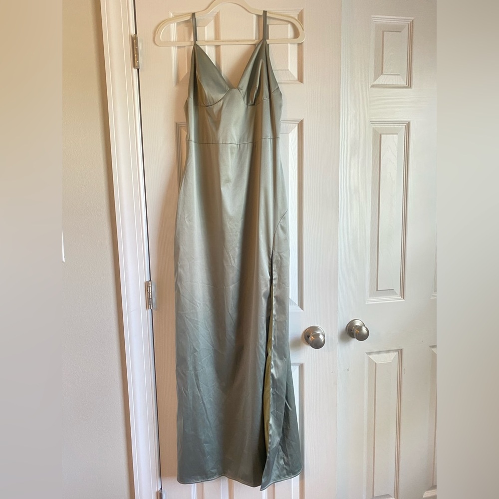 Beautiful formal length dress with slit on side, size large. Only worn once